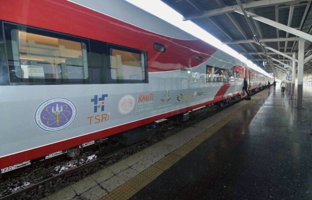 อว.–สจล. ส่งมอบ “รถไฟไทยทำ” ให้ รฟท. พลิกงานวิจัยสู่การใช้จริง ลดพึ่งพาการนำเข้า ยกระดับอุตสาหกรรมระบบราง